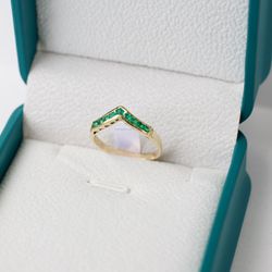 18K Gold Ring Size 8 With Colombian Emeralds 
