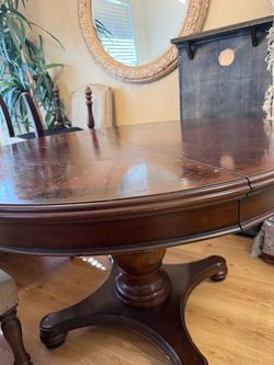 Dining table round and expandable to oval