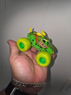 Monster Jam Zombie Monster Mutt Dalmatian Zombie Invasion Truck 1:64