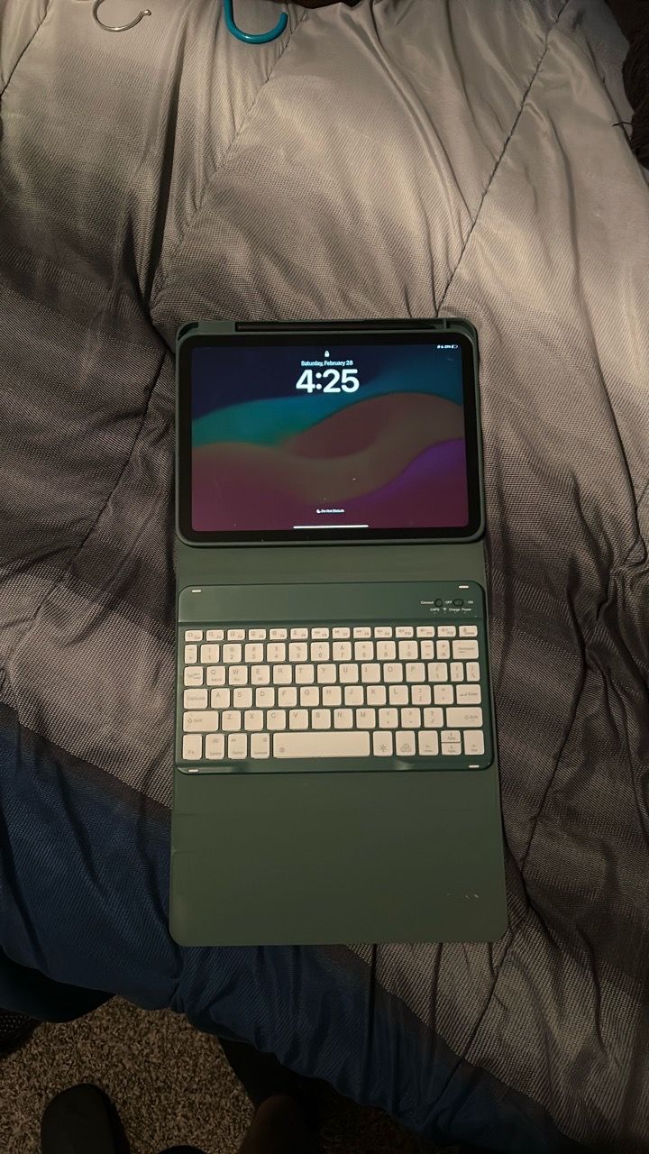 Apple (64 GB) iPad 10th gen w/ Keyboard Case for Sale in San Antonio ...