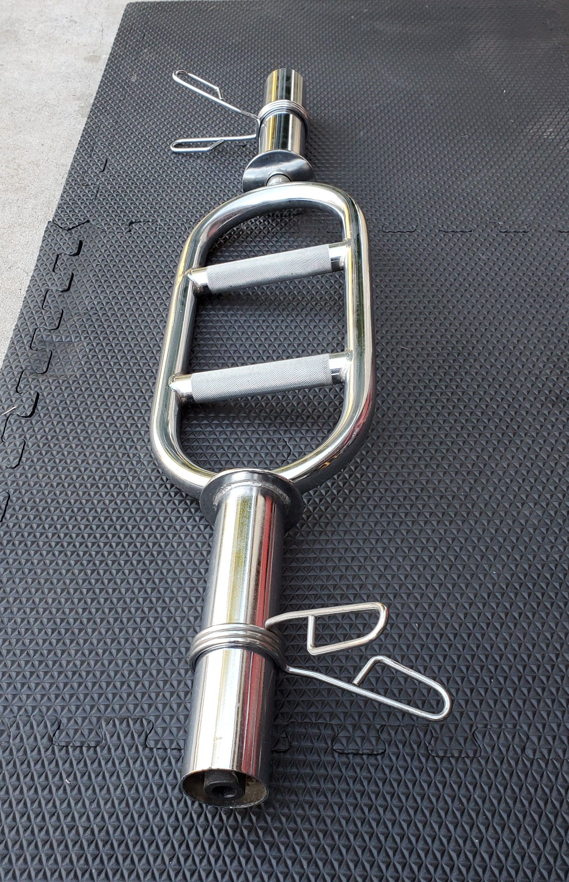 OLYMPIC TRICEP BARBELL WITH SPRING COLLARS