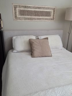 Queen bed, headboard and foundation