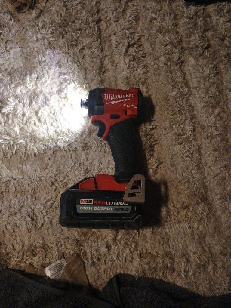 Milwaukee 1/4" (6mm) HEX Impact Driver + M18 XC6.0 Battery
