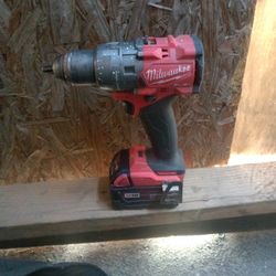 Milwaukee Fuel Drill With 5 Amp Battery