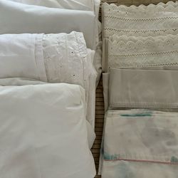 Double Bed Linens (8): 2 bottom sheets, 2 top sheets, 4 pillow cases
