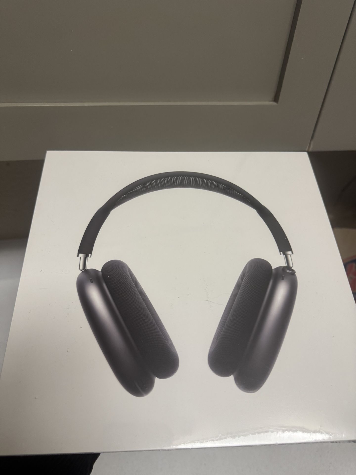 *sealed* Brand New AirPods Max With Smart Case