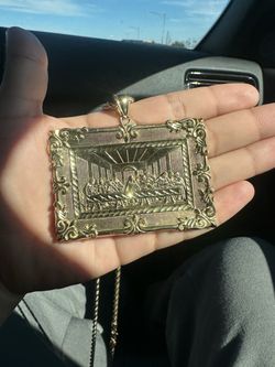 Gold last supper pendent