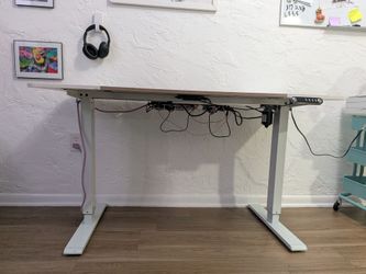 Electric adjustable computer table