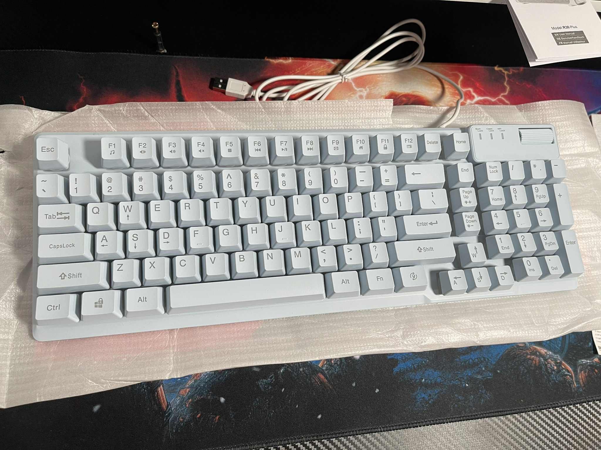 New Gaming Keyboard AF981 Wired 99Keys Computer Keyboard, Quite Brown Mechanical Feeling Membrane Gaming Keyboard, Colorful Backlit, Volume Scro