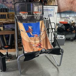 Arcade basketball game made very well three balls included