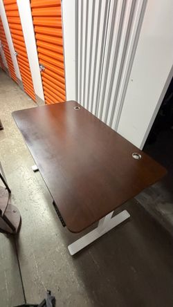 Electric standing desk