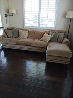 Beige Sectional Sofa – Excellent Condition