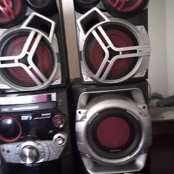 Great Antique Old School But Loud As Heck With Five Disc Changer And Radio Works Perfectly Fine Asking 20 Bucks