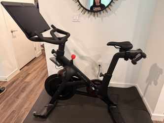 2020 Peloton Bike Plus Excellent Condition Low Usage 0-50 Rides - New York, NY