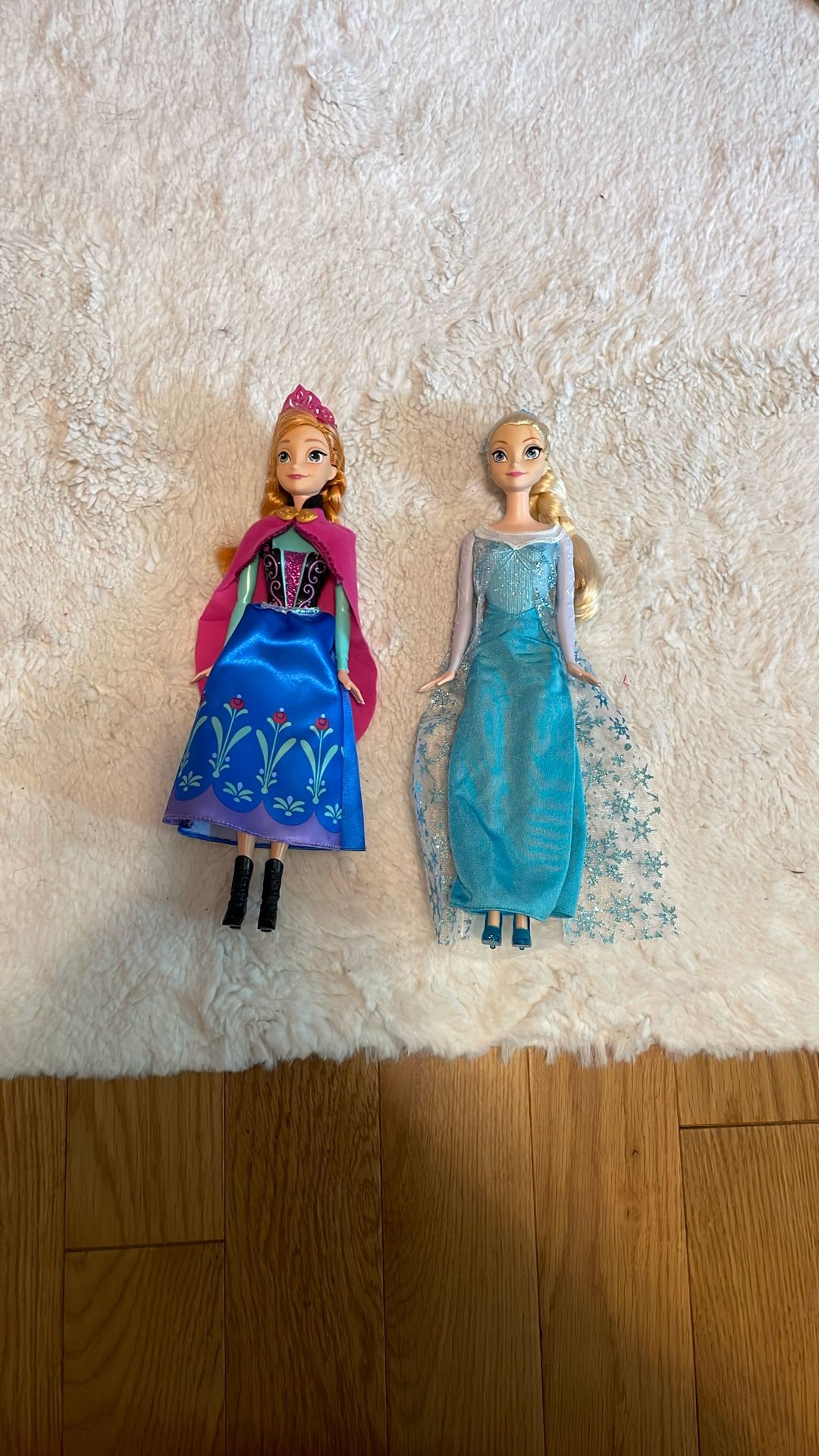 Anna and Elsa Dolls (Frozen)