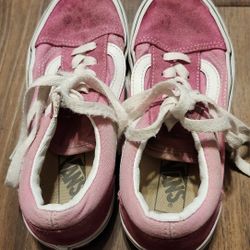 Girls Sz 1 Pink Vans, Gently Worn and in Great Condition Aside from Stains on Toes. Hoping the stains wiĺl come off in the wash since it is on canvas