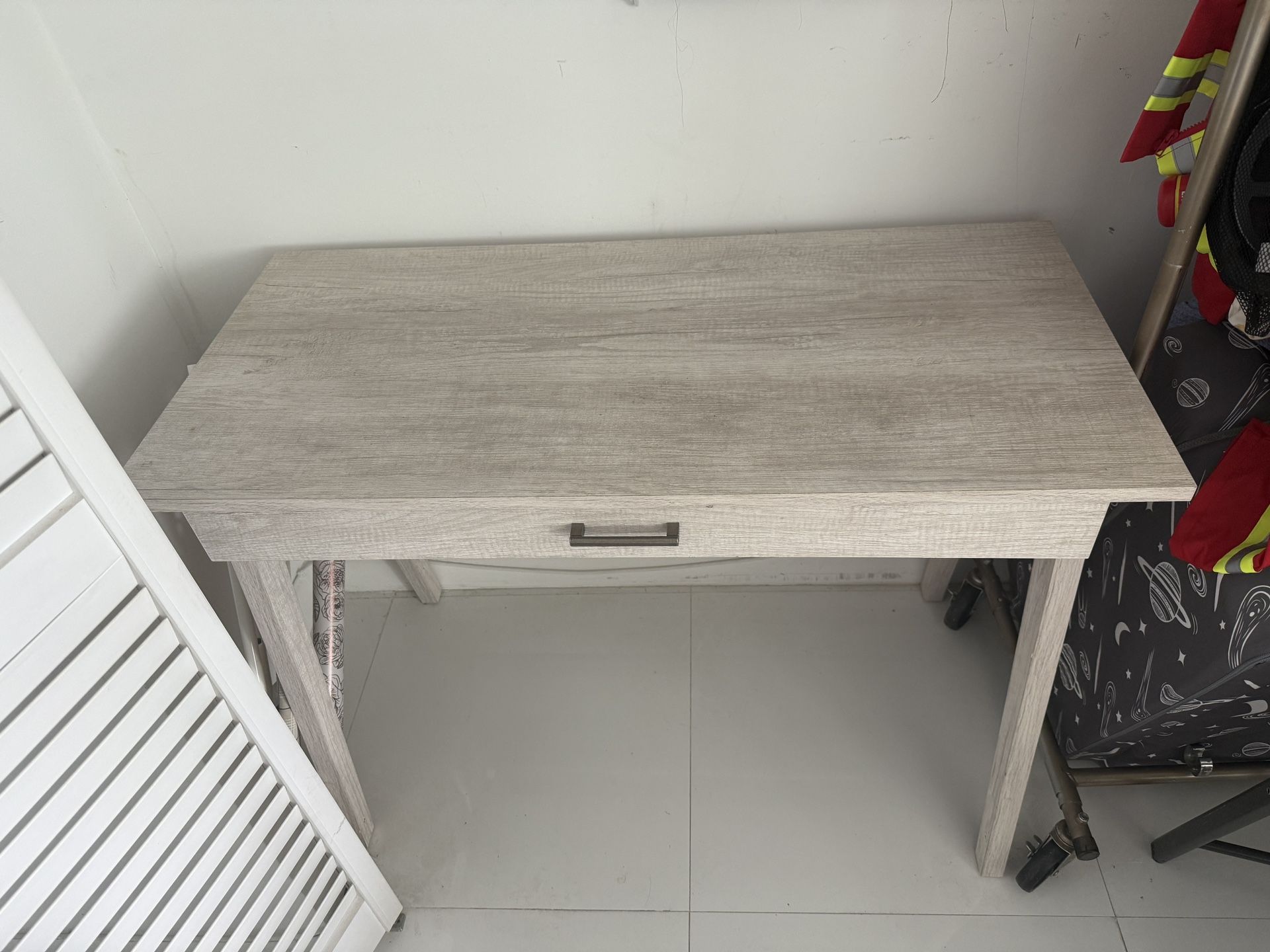 Desk/Table Great Condition!