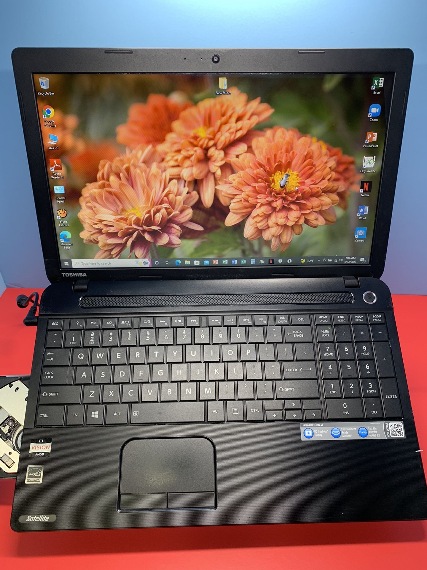 ..TOSHIBA SATÉLITE . .C55D-A….250 GB GB…..8.0 RAM . READY FOR CLASSES ON LINE OR WORK FROM HOME