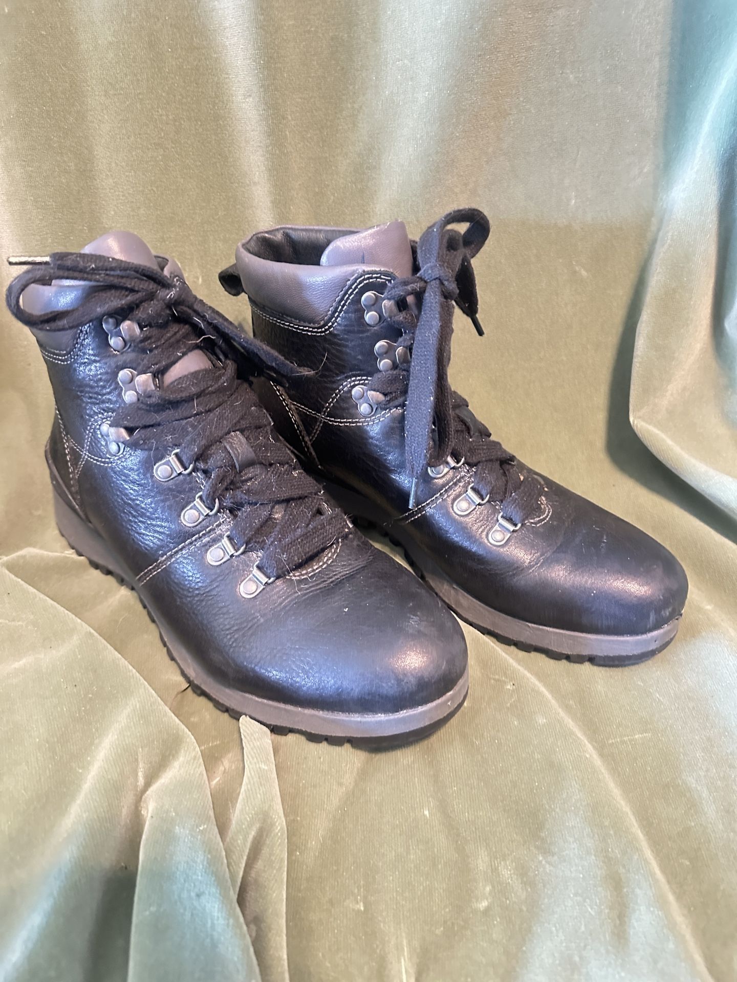 Women’s Bionica Dalton Hiking Boots sz 9 waterproof leather