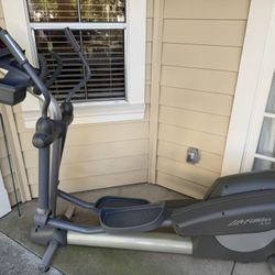 Life Fitness X9i Rear Drive Eliptical