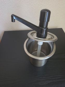 Warmer pot with pump