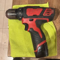 Milwaukee M12 Drill Driver With Battery