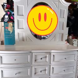 Dresser With  Detachable Mirror 