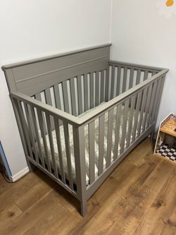 Baby crib w/mattress and sheets