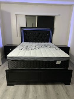 Queen size bed frame  & Mattress included.    
New in a box 
Same day delivery  


Cama Queen Size & colchon incluido 
Nueva en caja 
Entregamos a dom