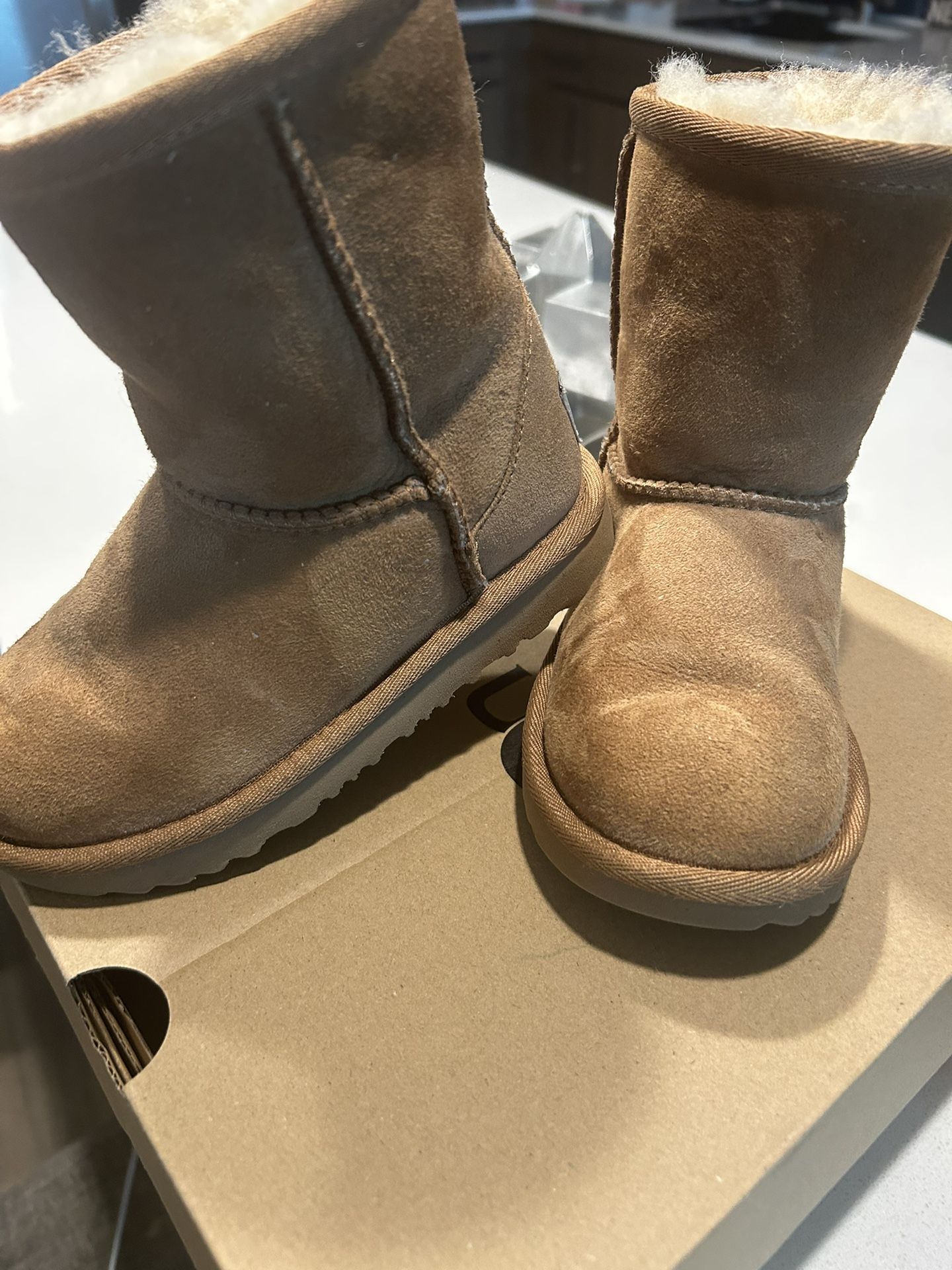 Toddler Ugg Boot Size 10