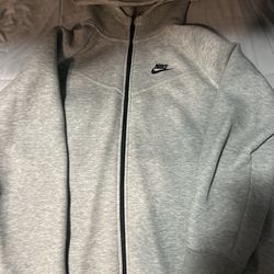 Gray nike tech size xl in kids