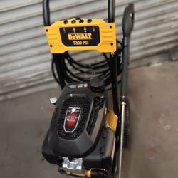 DEWALT  GAS PRESSURE WASHER HONDA ENGINE  3300 PSI 