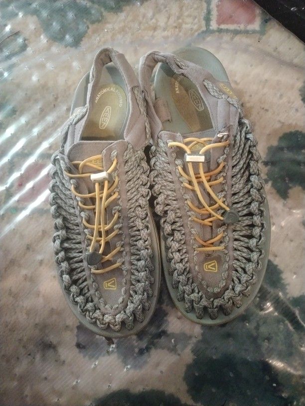 Mens Size 11 Keen All Leather Shoes Retails For $106 NewGood Condition