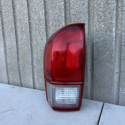 2016 2017 2018 2019 2020 2021 2022 Toyota Tacoma Tail Light Tail Lamp Tailight Taillamp Left Driver Side LH Used Original OEM