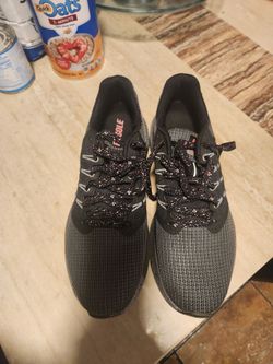Tennis shoes