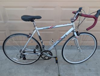 700x25c. DIAMONBACK MENS ROAD RACING BIKE. (L) 54CM. FRESHLY TUNE UP WITH UPGRADES👌🏼