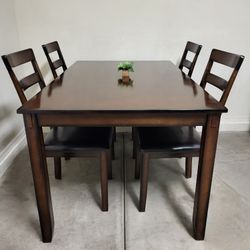 Table + 4 Chairs  (Excellent Condition)