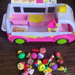 Shopkins Van with 25 Play Toys 