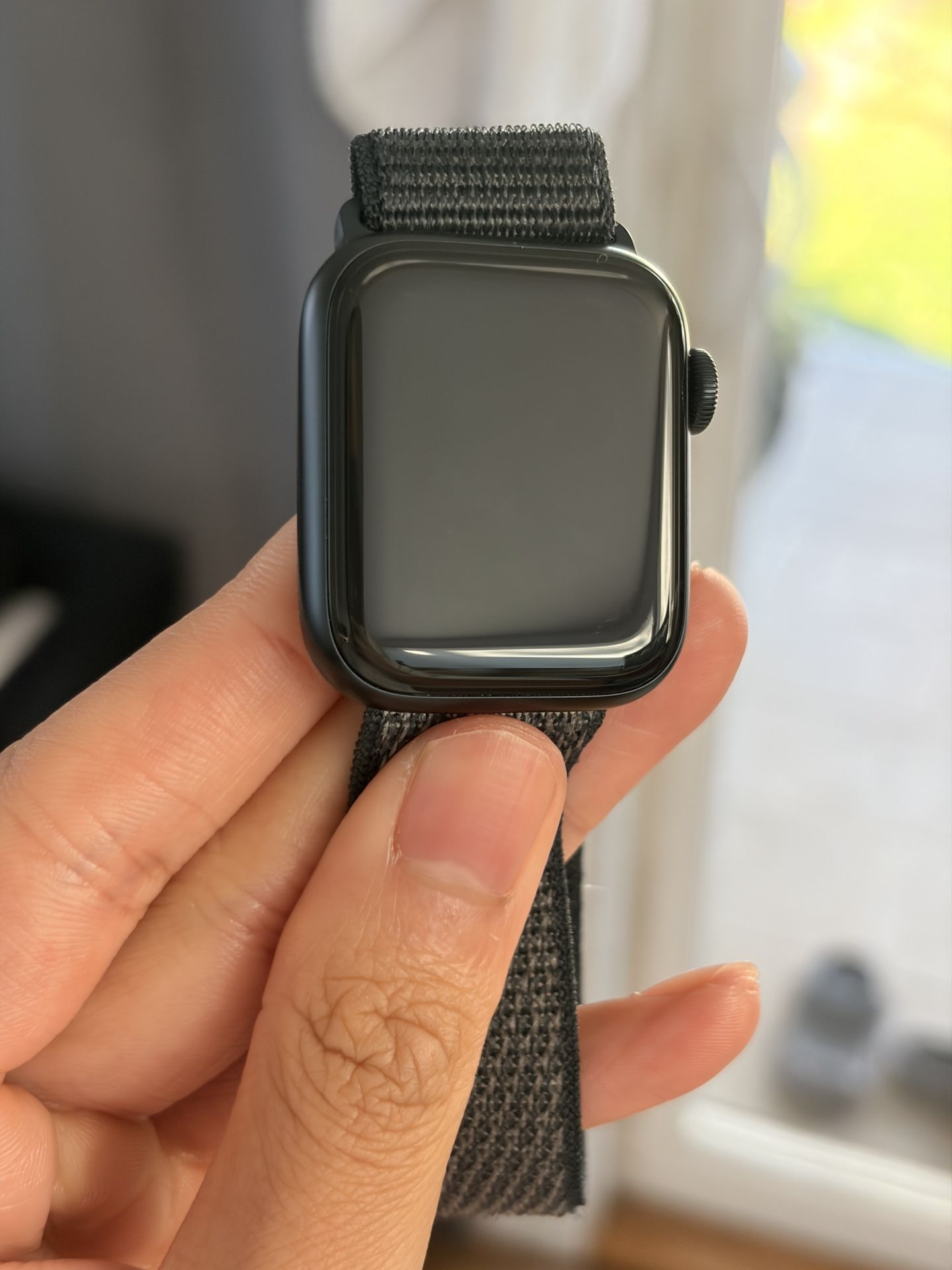 Apple Watch SE 3 40mm With Sport Loop