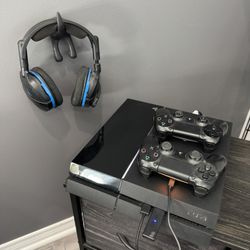 PS4 with 2 controllers + gaming headset
