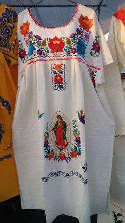Bata de manta bordada
