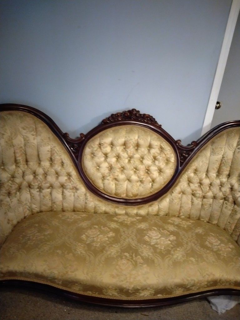 Furniture & Items FREE. Pick Up by 8pm TONIGHT 8-23-25. Aquarium W/Stand, Desk W/Chair, Chaise Chair, High Bar Stools, Books, Luggage And More!