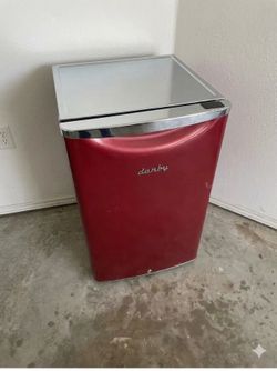 Danby Contemporary Classic 4.4 cu. ft. Retro Mini Fridge (All-Fridge) - Metallic Red