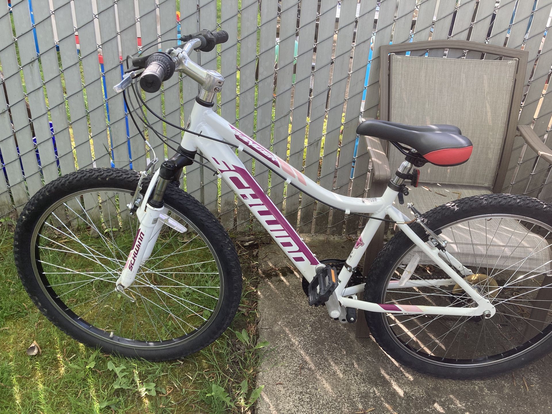 Schwinn Ranger 26” Women’s Montain Bike, White