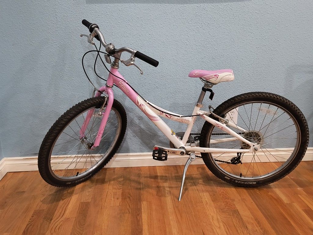 24" Trek MT200 Girls 7 Speed Mountain Bike with aluminum frame and fork