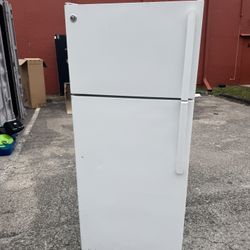 White  GE top-freezer refrigerator - Works Excellent 