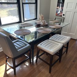 Dinning Room ( 1 Bench And 4 Chairs ) For 6 Or 7 People