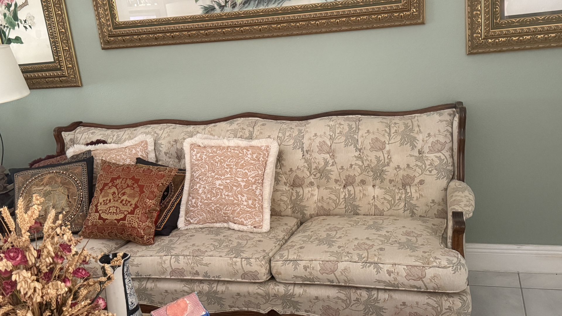 Victoria Queen Sofa Set