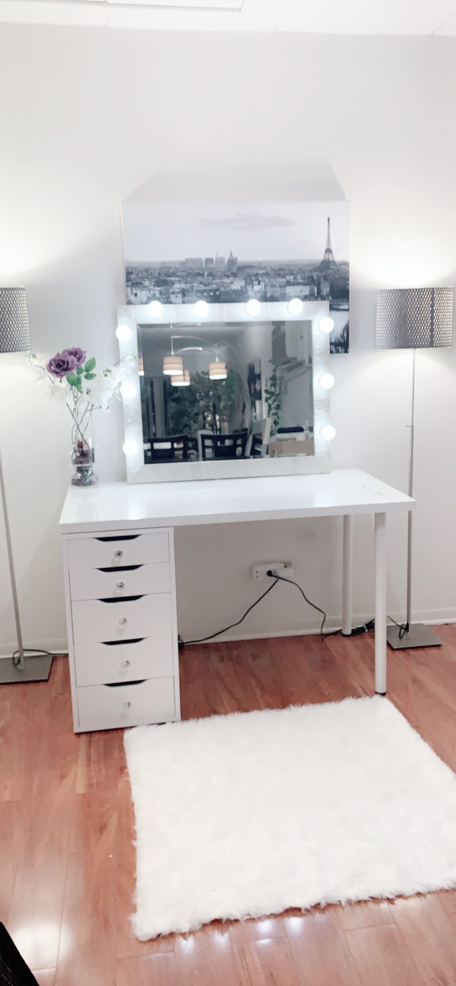 New vanity table with crystal knobs 5deep drawers & large hollywood light mirror