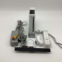 Nintendo Wii White w/1 Controller & Nunchuck - RVL-001